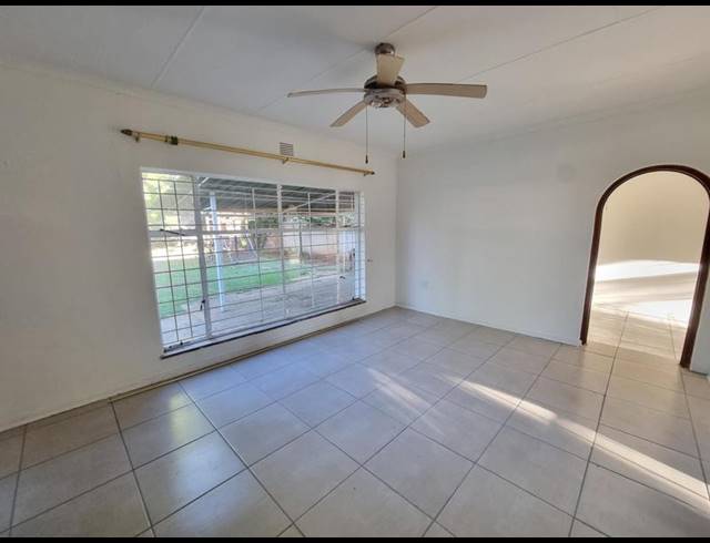 3 BEDROOM PROPERTY TO RENT IN GOLF PARK